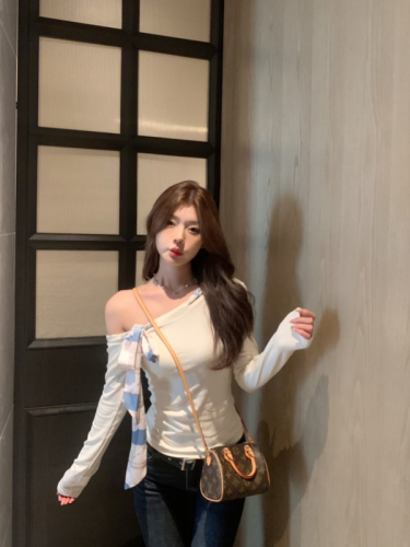 Silk scarf strap slanted shoulder T-shirt women's autumn white tight-fitting bottoming shirt pure desire off-shoulder long-sleeved slim short top