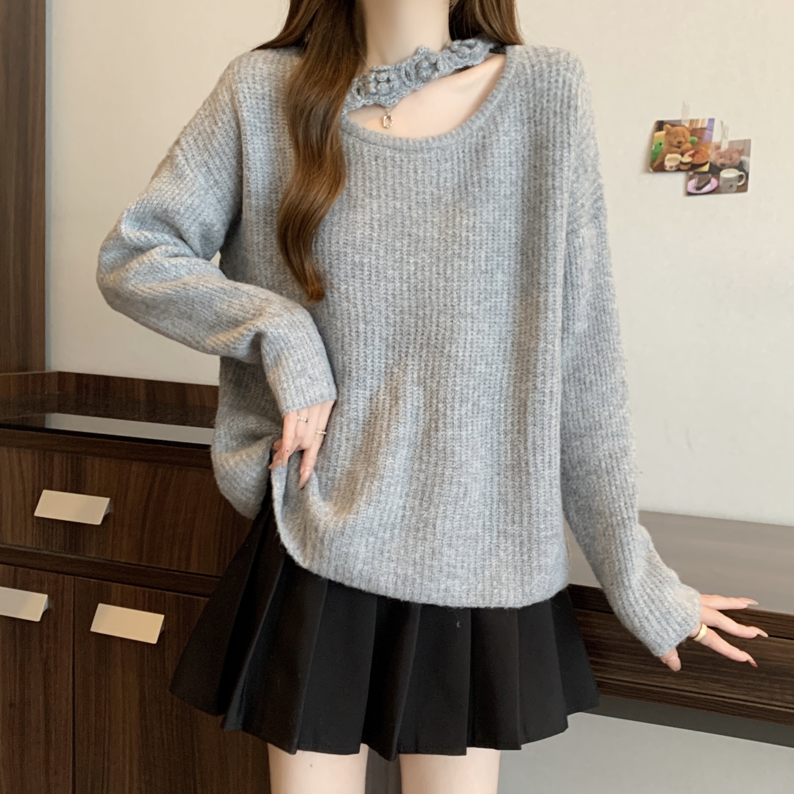 Actual shot of the Korean version of the same style as the large-size Internet celebrity with a simple floral design and a loose pullover solid color sweater top