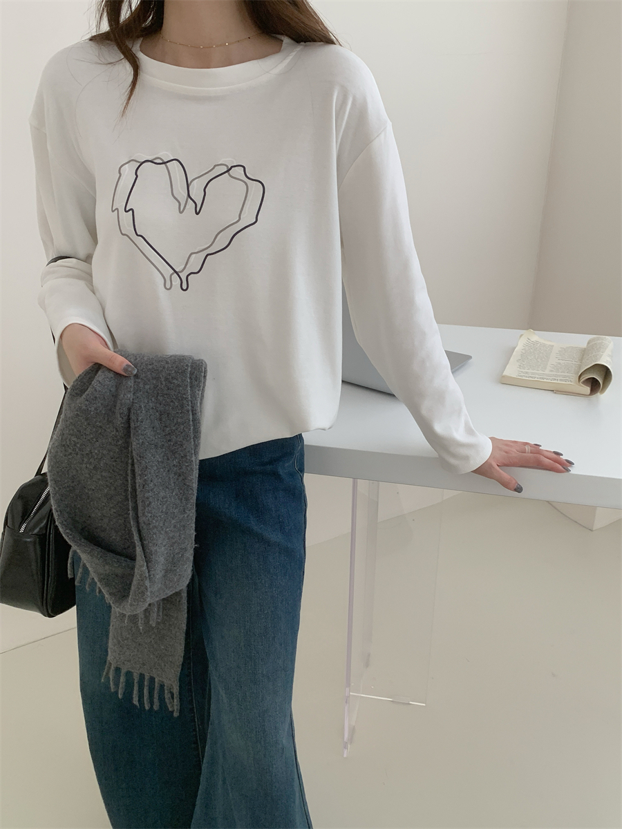 Actual shot of white love printed top, loose round neck long-sleeved T-shirt for women, mid-length design bottoming shirt