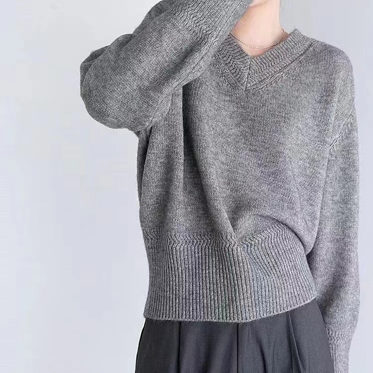 Temperament gray V-neck sweater for women, autumn inner layering, high-end, super good-looking, loose pullover sweater for autumn and winter