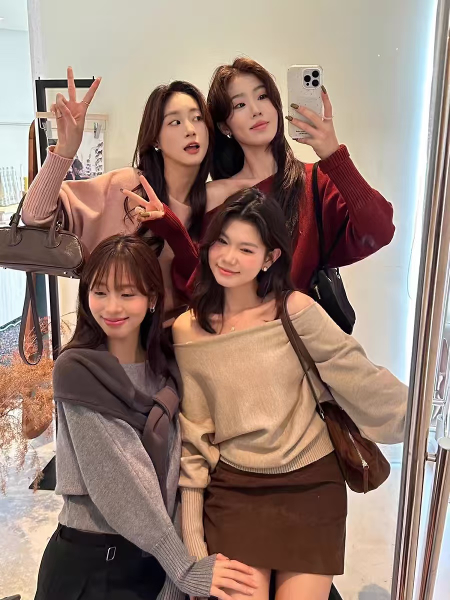 Korean-style gentle one-shoulder lantern sleeve ribbed sweater for autumn and winter, elegant single wear or layering, loose shoulder top