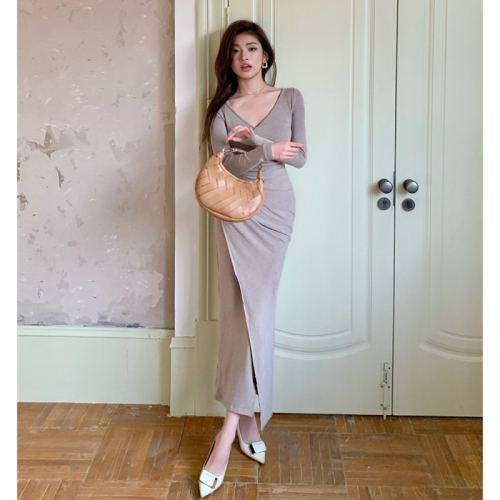 Real shot of 2024 new autumn and winter waistline reshaped v-neck long-sleeved dress for women pleated slim waist slit long skirt
