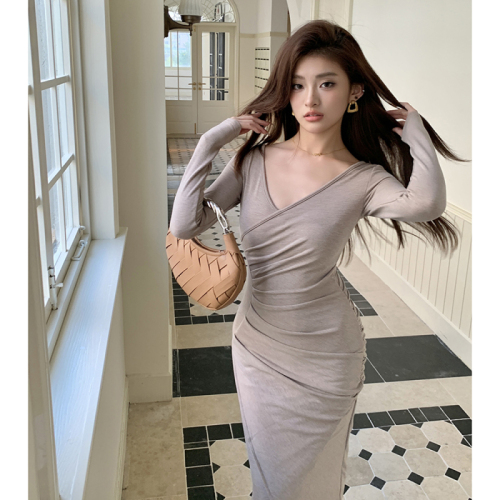 Real shot of 2024 new autumn and winter waistline reshaped v-neck long-sleeved dress for women pleated slim waist slit long skirt