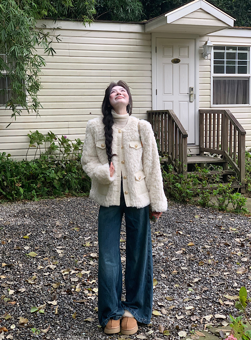 Real shot of white small fragrant lamb wool thickened plush jacket for women in autumn and winter, high-end top