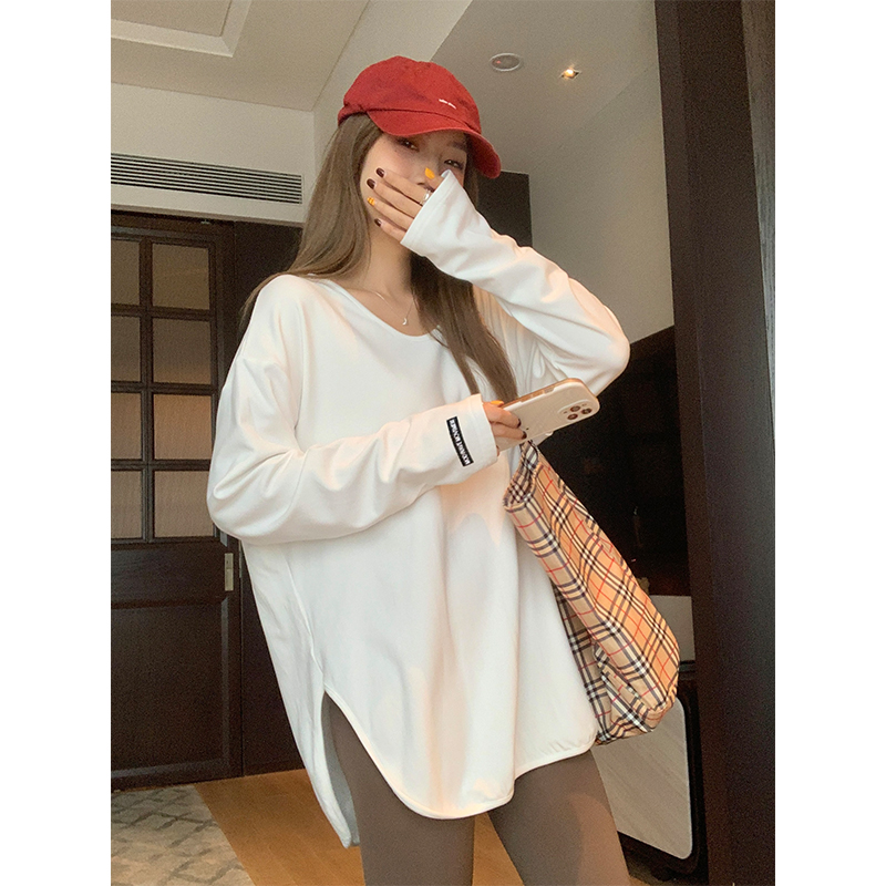 Real shot of white cotton long-sleeved T-shirt for women in autumn with irregular slits and shark pants mid-length top