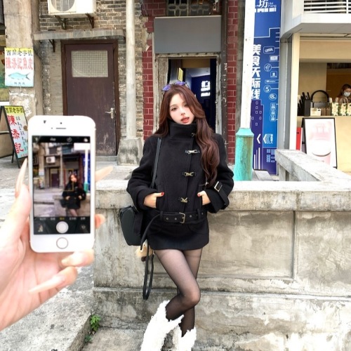 Actual shot of Korean style slim-fitting design with stand-up collar, long-sleeved quilted woolen jacket + high-waisted skirt suit