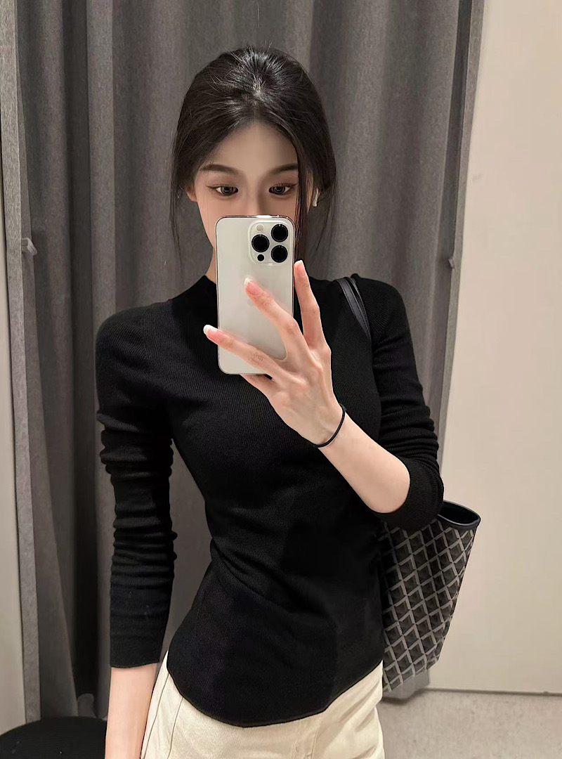 The actual shot version of the king of models, the unlimited match-up, one for everyone black round neck skin-friendly knit top