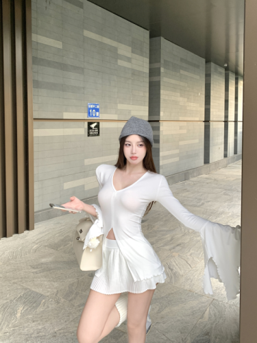 Real shot of hot girl V-neck trumpet sleeve T-shirt female design slimming slit long-sleeved versatile bottoming top