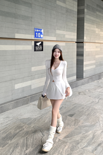 Real shot of hot girl V-neck trumpet sleeve T-shirt female design slimming slit long-sleeved versatile bottoming top