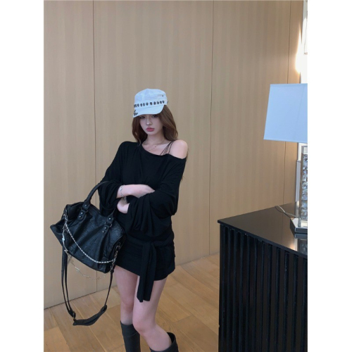 Irregular black off-shoulder long-sleeved T-shirt dress for women in early autumn, sexy girl slimming strappy skirt