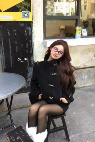 Actual shot of Korean style slim-fitting design with stand-up collar, long-sleeved quilted woolen jacket + high-waisted skirt suit