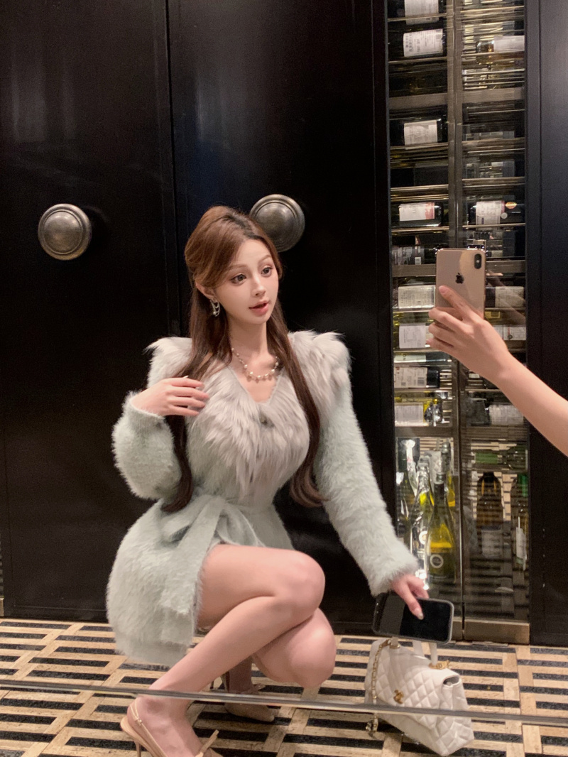 Real shot of custom-dyed fox fur mink fur coat knitted cardigan