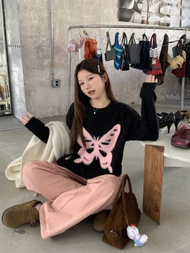 Actual shot of sweet and spicy butterfly loose black sweater autumn and winter round neck high-end lazy top