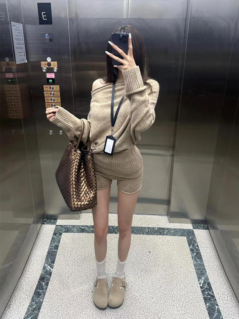 韓系穿搭一整套高級感斜肩毛衣套裝女顯瘦軟糯針織短褲兩件套裝