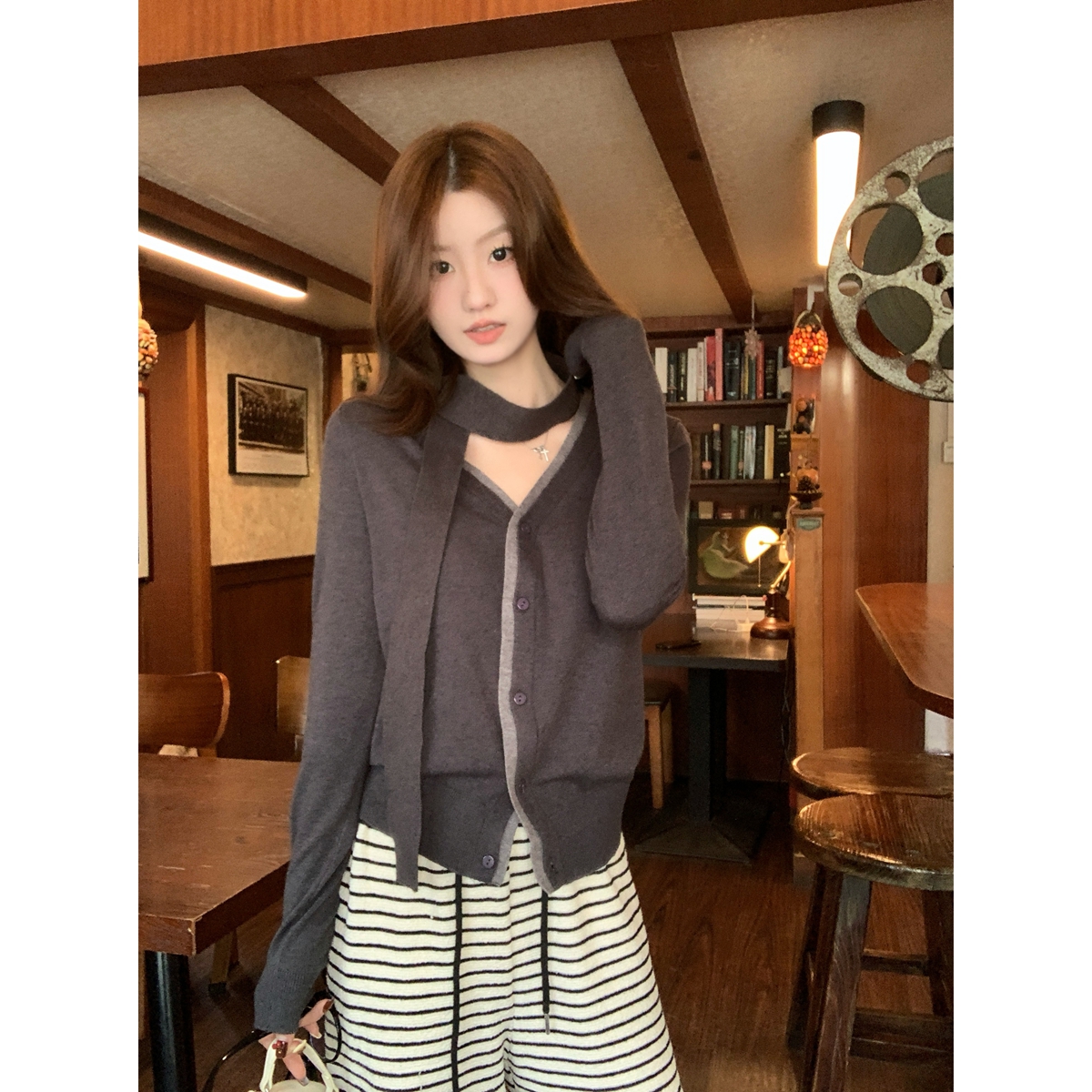 Actual shot of autumn and winter Korean style contrasting color v-neck single-breasted design Andy velvet sweater cardigan sweater jacket