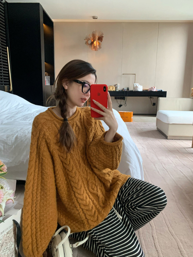 Retro lazy style round neck pullover twist sweater for women in autumn and winter thickened soft and waxy loose outer cable knitted top