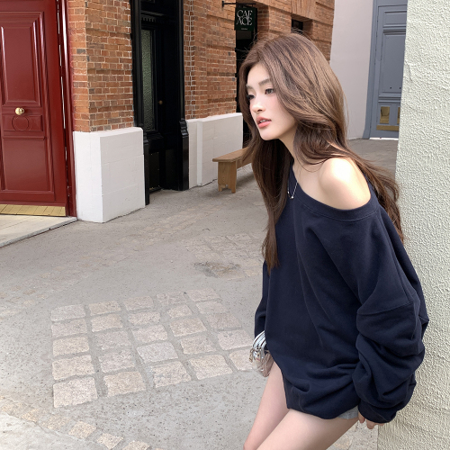 Actual shot of 2024 autumn and winter new loose casual slanted shoulder pullover sweatshirt jacket for small women with versatile long-sleeved tops