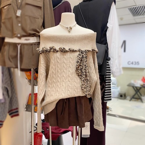 One-shoulder leopard print twist knitwear for women, autumn and winter Korean style lazy sweater, loose off-shoulder long-sleeved top, trendy