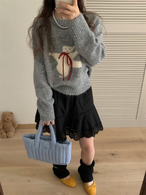New 2024 Autumn/Winter Cartoon Bear Round Neck Hoodless Soft and Cozy Gray Versatile Youthful Loose Knitted Sweater for Women