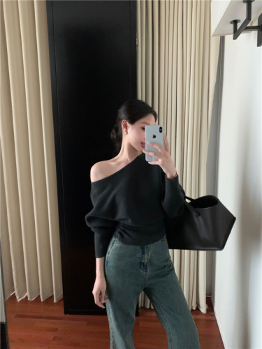 Actual shot of off-shoulder sweater, versatile and versatile warm sweater