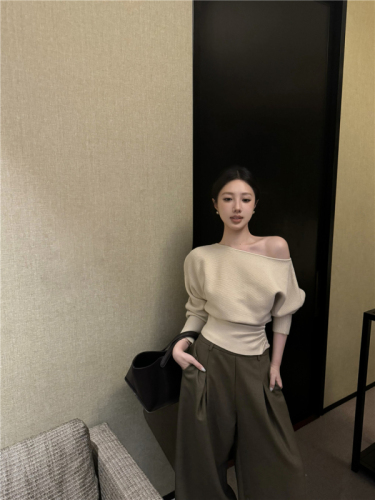 Actual shot of off-shoulder sweater, versatile and versatile warm sweater