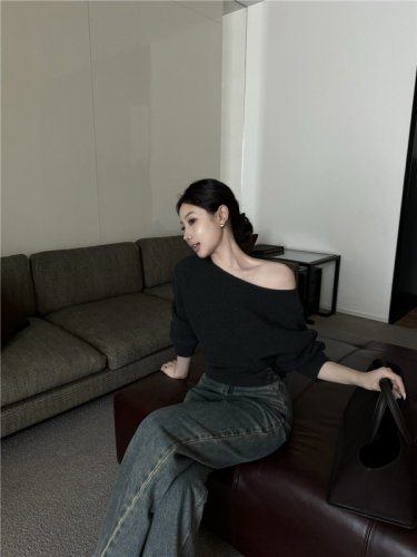 Actual shot of off-shoulder sweater, versatile and versatile warm sweater