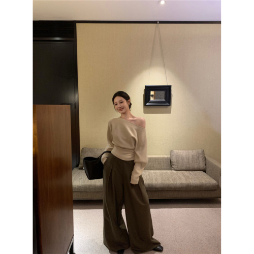 Actual shot of off-shoulder sweater, versatile and versatile warm sweater