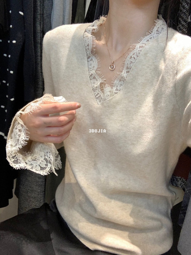 Gentle and gentle stitching lace knitted bottoming shirt for women in autumn and winter V-neck high-end long-sleeved top