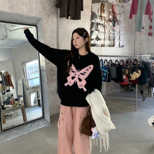 Actual shot of sweet and spicy butterfly loose black sweater autumn and winter round neck high-end lazy top