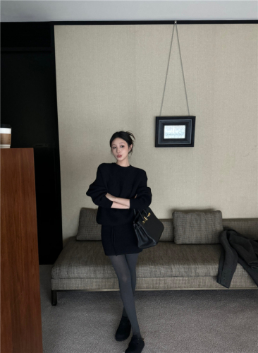 Actual shot of Korean style lazy 3D letter embossed thick sweater and skirt suit with elegant temperament.