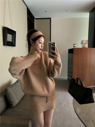 Actual shot of Korean style lazy 3D letter embossed thick sweater and skirt suit with elegant temperament.