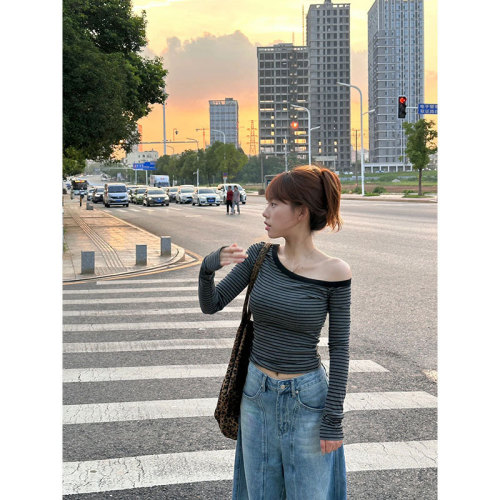 2024 original quality slope neck off-shoulder striped long-sleeved T-shirt early autumn new hot girl slim short top