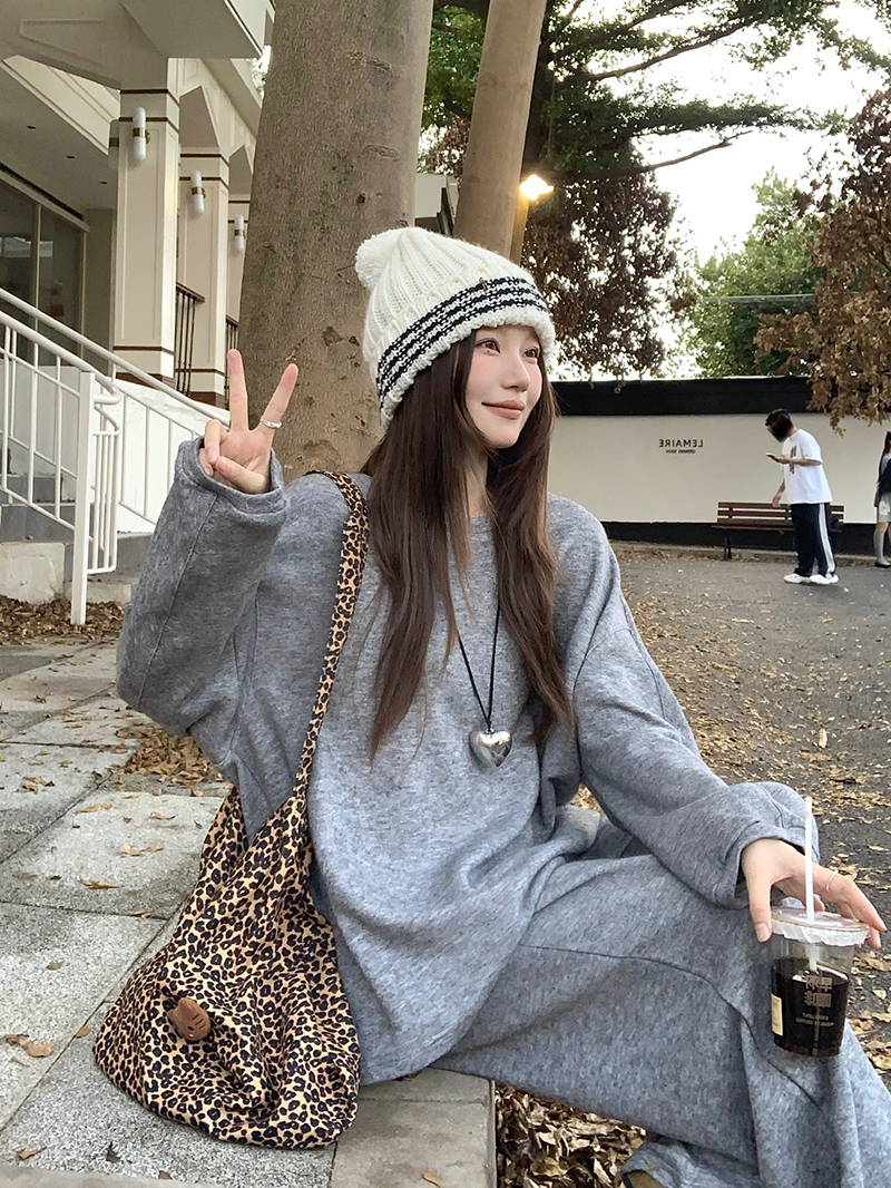 Actual shot of lazy suit for women, versatile loose long-sleeved knitted pullover sweatshirt, high-waisted loose wide-leg pants, casual pants