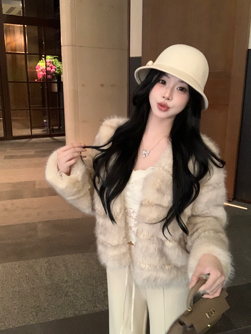 Actual shot of antique-looking Ancora snow rabbit fur custom-dyed fur coat in winter knitted plus velvet casual pants