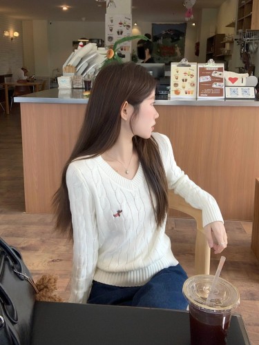 Actual shot of milky white V-neck slim fit puppy jacquard sweater top for women, high-end pullover with inner sweater