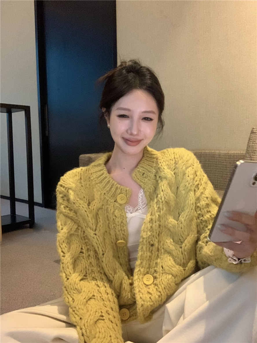 Actual shot of Korean retro round-neck hollow sweater, loose short knitted top with lace top and pants suit