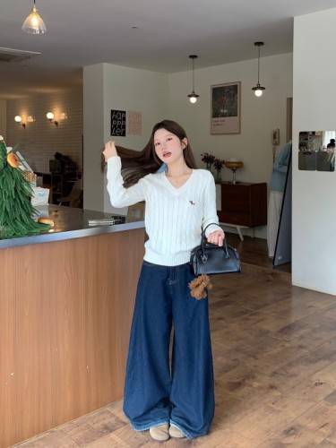 Actual shot of milky white V-neck slim fit puppy jacquard sweater top for women, high-end pullover with inner sweater