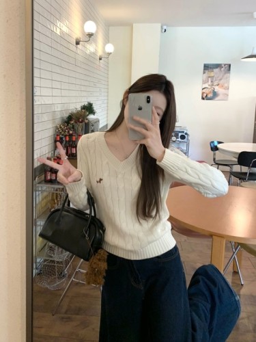Actual shot of milky white V-neck slim fit puppy jacquard sweater top for women, high-end pullover with inner sweater