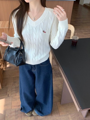 Actual shot of milky white V-neck slim fit puppy jacquard sweater top for women, high-end pullover with inner sweater