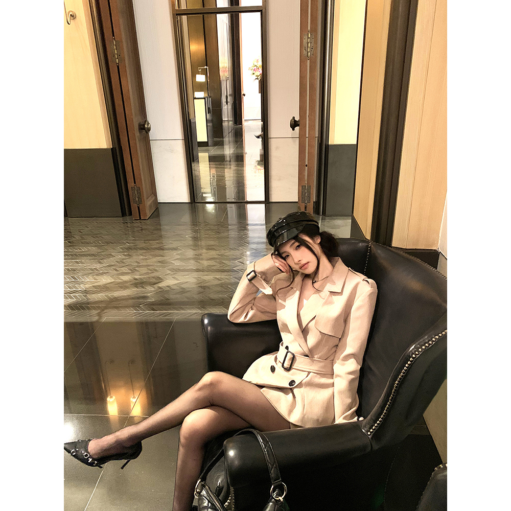 Actual shot of effortlessly fashionable suit for women in autumn two-color windbreaker jacket + hip-covering skirt two-piece set