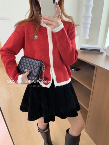 Korean version 2024 autumn and winter design pure lust lazy style contrasting color stitching embroidered sweater sweater cardigan top