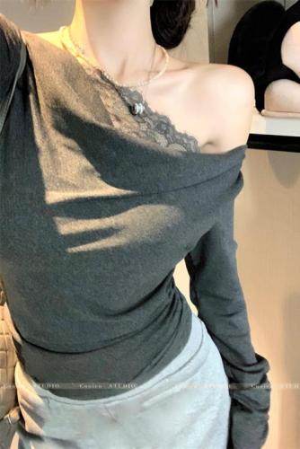 Real shot of designer spliced ​​lace bottoming shirt for women, retro slim fit inner top