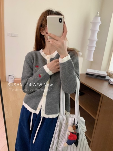 Korean version 2024 autumn and winter design pure lust lazy style contrasting color stitching embroidered sweater sweater cardigan top