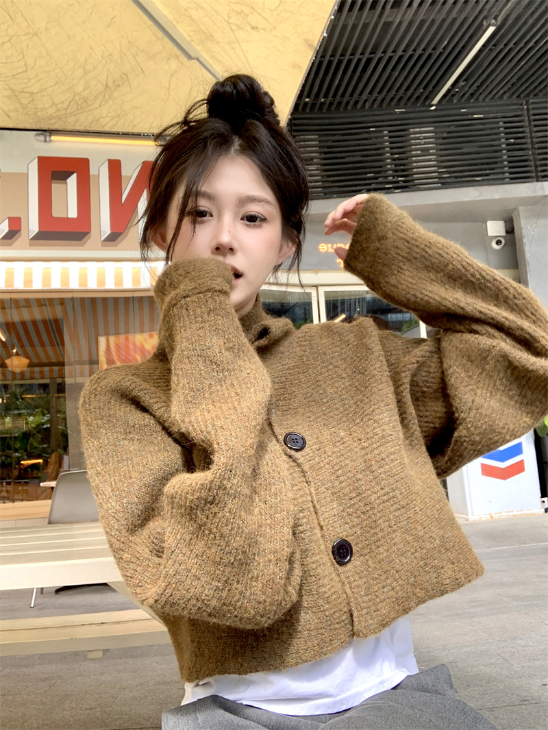 Real shot ~ American retro high-neck short knitted cardigan for women in winter, loose, fashionable and simple high-waisted top