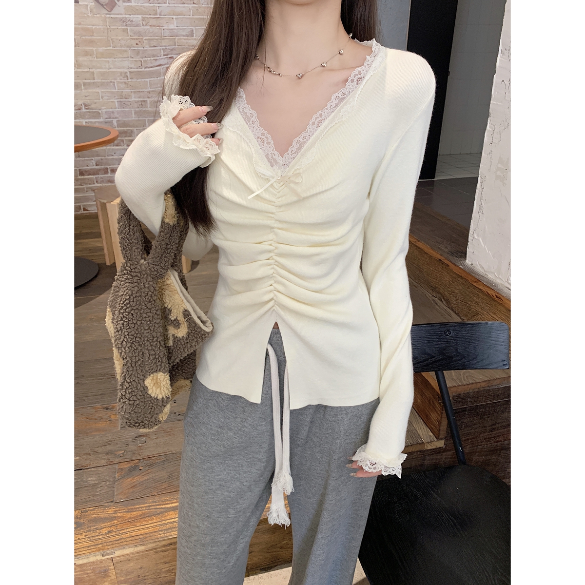 Real shot of autumn and winter Korean version v-neck pleated lace splicing design Andy velvet pure desire knitted sweater base sweater