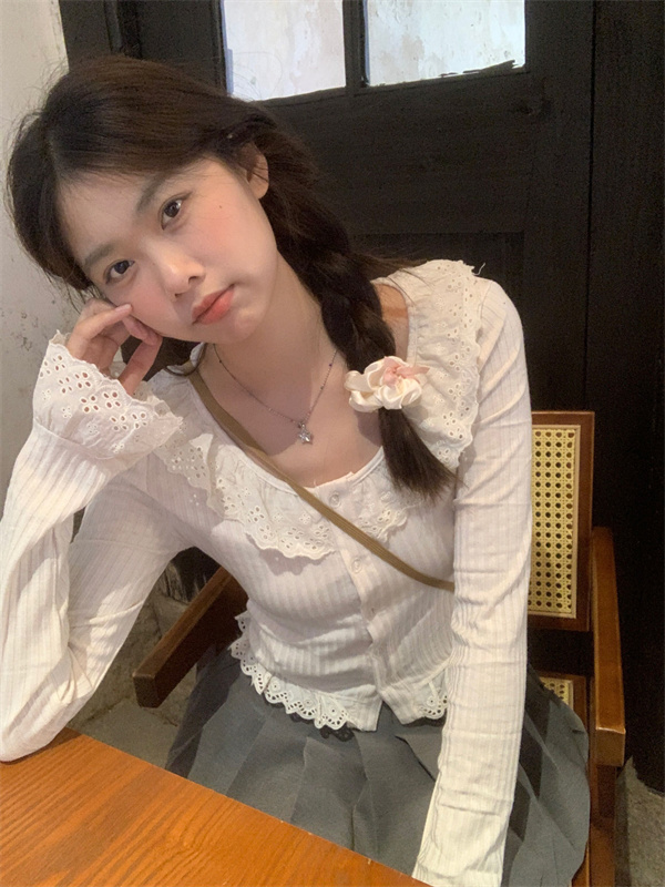 Actual shot of slim-fit ruffled patchwork knitted long-sleeved top for inner and outer wear in autumn
