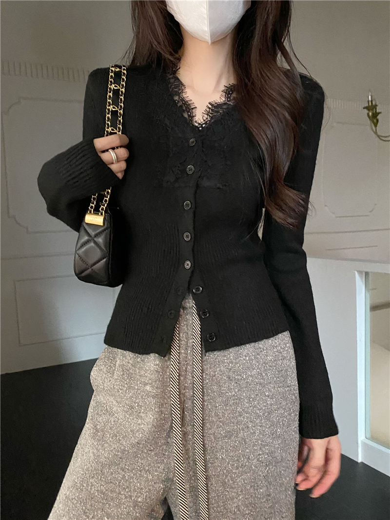 Real shot of high-end V-neck lace bottoming shirt for women, chic and temperamental knitted sweater, layered top