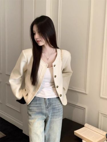 Autumn and winter 2024 new high-end short top women's design niche small fragrance white popular jacket