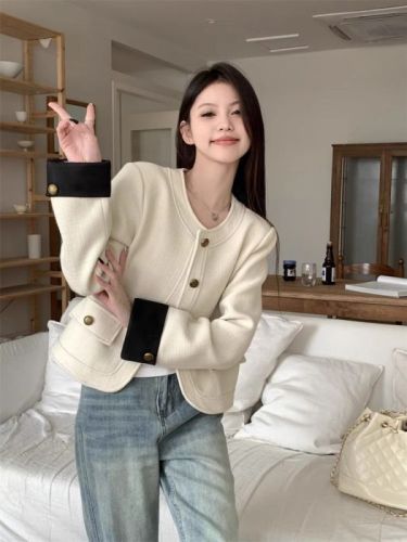 Autumn and winter 2024 new high-end short top women's design niche small fragrance white popular jacket