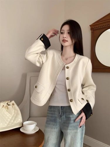 Autumn and winter 2024 new high-end short top women's design niche small fragrance white popular jacket